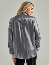 Load image into Gallery viewer, WOMEN'S WRANGLER RETRO® PARTY WESTERN SNAP SHIRT IN METALLIC SILVER