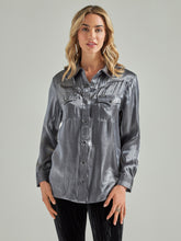 Load image into Gallery viewer, WOMEN'S WRANGLER RETRO® PARTY WESTERN SNAP SHIRT IN METALLIC SILVER