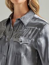 Load image into Gallery viewer, WOMEN'S WRANGLER RETRO® PARTY WESTERN SNAP SHIRT IN METALLIC SILVER